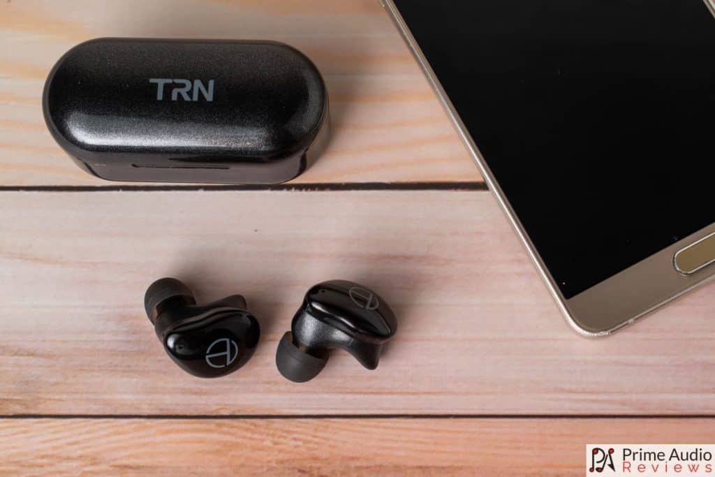 T200 buds with charging case and smartphone