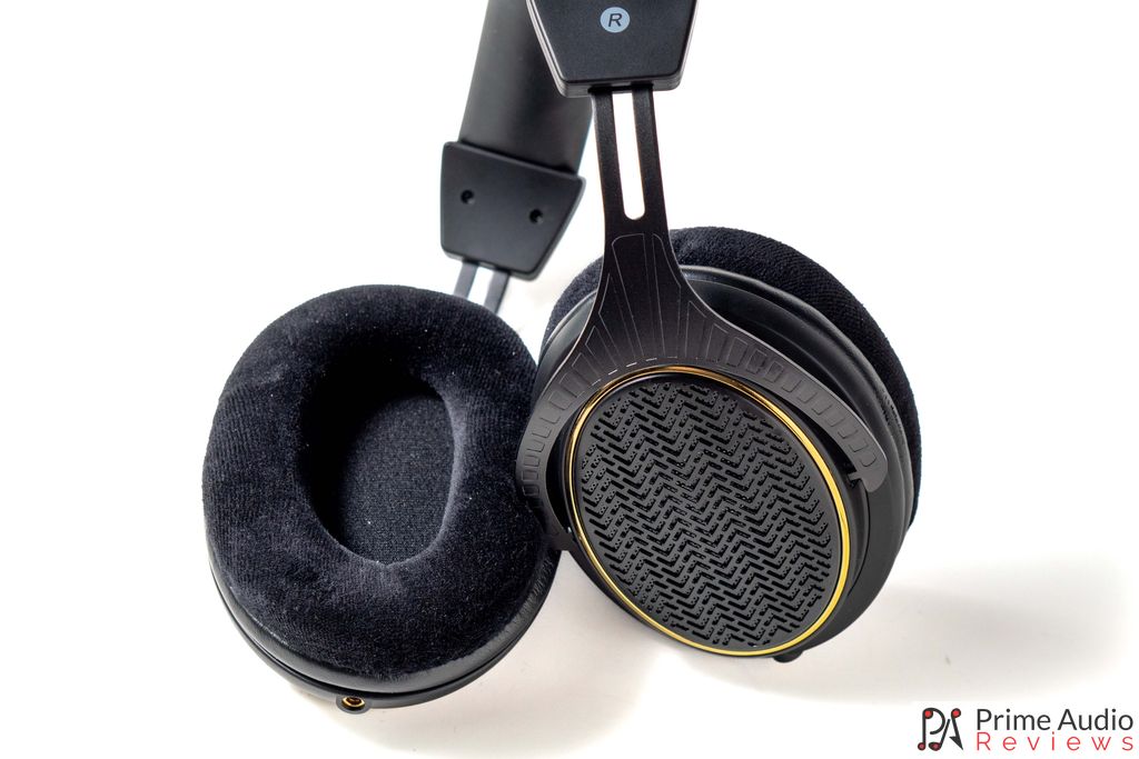 Inner and outer earcups
